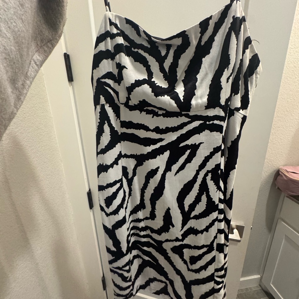 ZARA LIKE NEW Stylish Black and White Zebra Print Dress SIZE SMALL